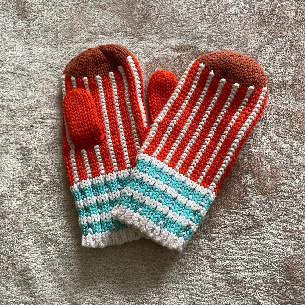 Knit striped gloves